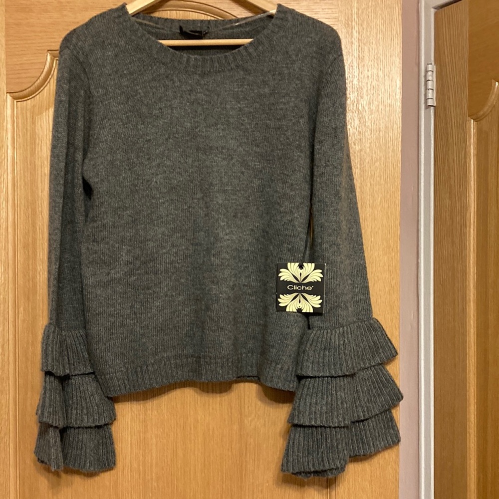 NWT Cliche women sweater with long pleated sleeves.Size M. Made in China.